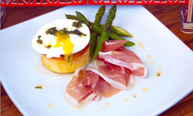 Castro Burger passa a oferecer brunch aos fins de semana