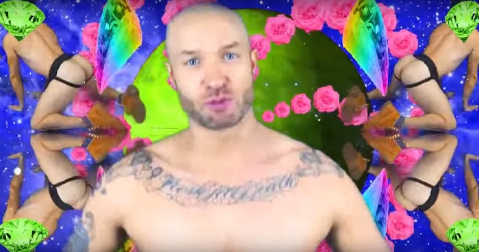 Rapper gay Cazwell lança clipe celebrando os bumbuns