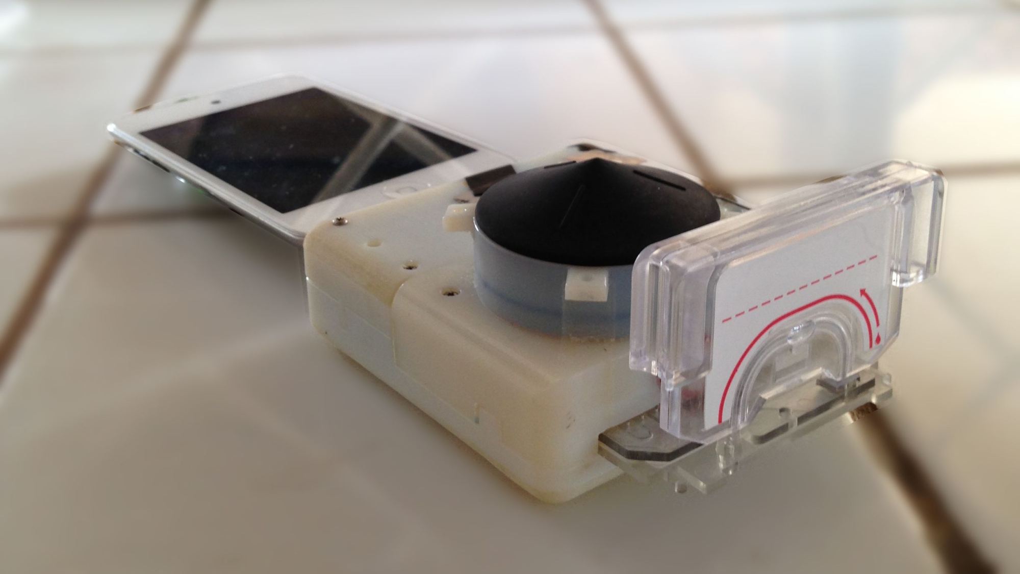 Novo acessório para celular faz teste de HIV e sífilis em 15 minutos