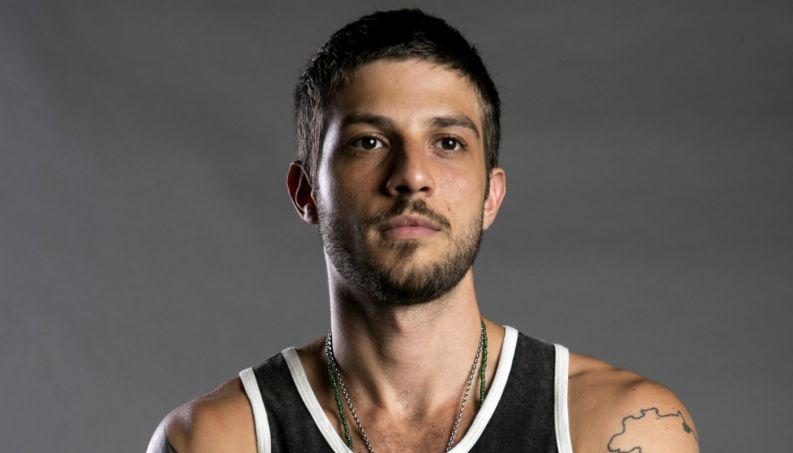Chay Suede fala sobre cenas de nudez em 'Segundo Sol'