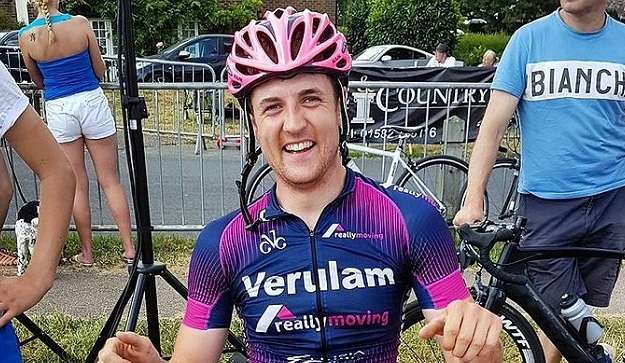 Ciclista conta que precisou quase morrer para se assumir gay