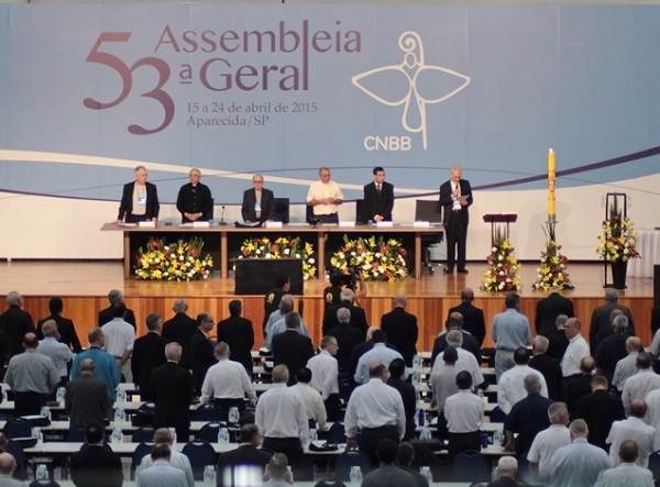 Bispos brasileiros defendem que Igreja acolha casais gays