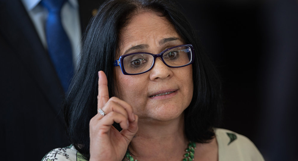 Criticada por LGBT, Damares é 2ª mais bem avaliada do governo
