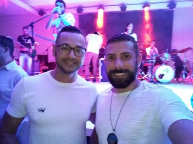 Casal gay tira a camisa e é expulso de festa por 'aparecer demais'
