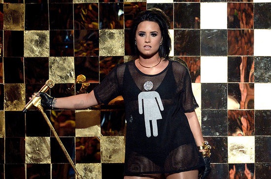 Demi Lovato usa camiseta contra discriminação a trans nos banheiros