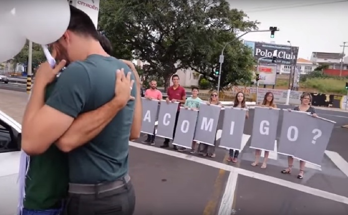 Decorador para o trânsito e pede namorado em casamento