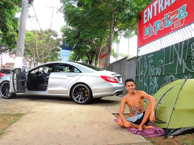Gabriel Leão, que acampou na porta do Lollapalooza, posará nu para revista gay