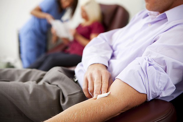 Se ficarem um ano sem sexo, gays poderão doar sangue nos EUA
