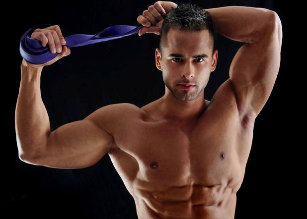 Campeão de MMA, Adam Zajac tira o fôlego em novo ensaio