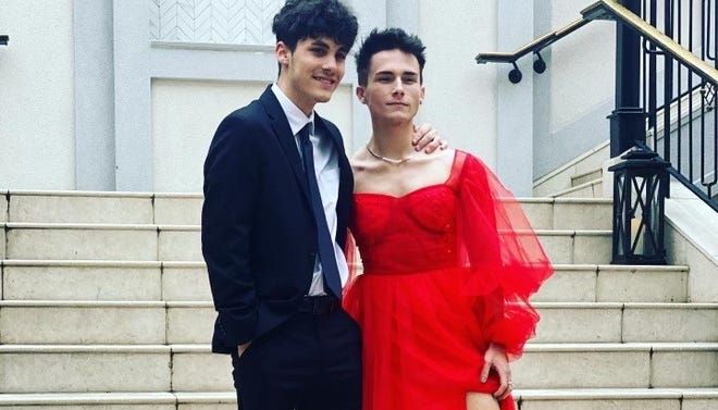 Executivo que ameaçou gay de vestido em formatura é demitido