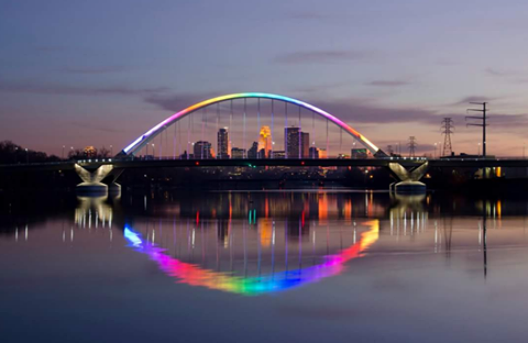 Locais icônicos pelo mundo homenageiam vítimas do massacre de Orlando