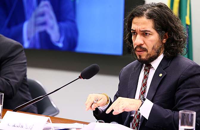 Dilma descumpre promessa para LGBT no 2º mandato, diz Jean Wyllys