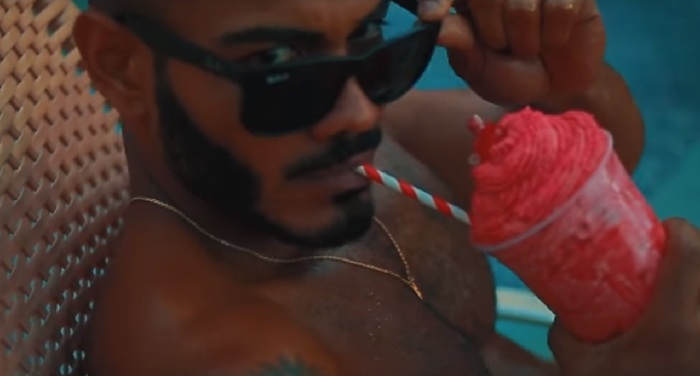 Repleto de sarados, Junior Hallex lança vídeo de 'Milkshake'