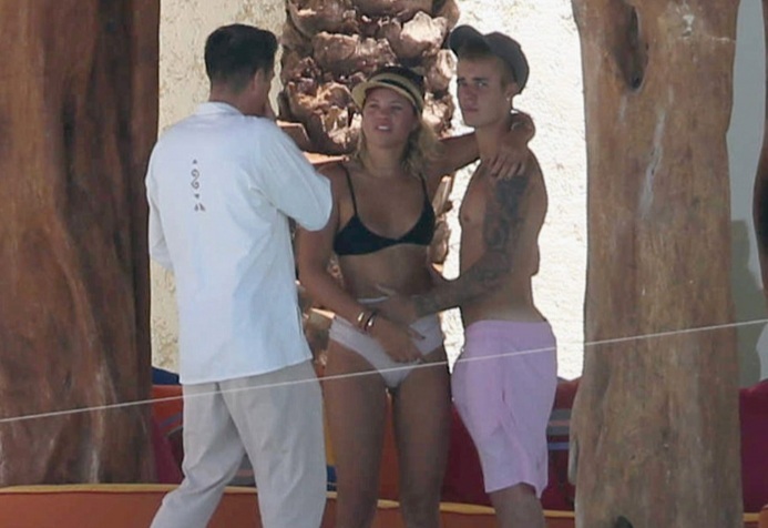 Justin Bieber 'oferece' a bunda para fotógrafo. Veja imagens