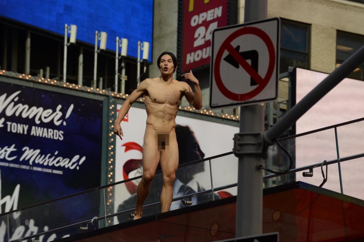Modelo que andou nu por Nova York seguiu ordem de marca de jeans