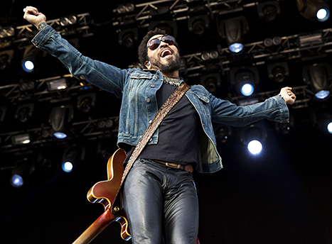 Lenny Kravitz tem calça rasgada e fica com pênis à mostra