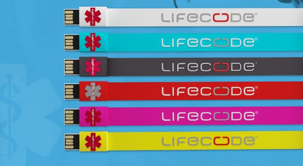 Ideal em viagens, bracelete mostra histórico de saúde em 7 línguas