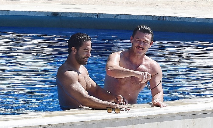 É namoro? Luke Evans e Victor Turpin são clicados só de sunga