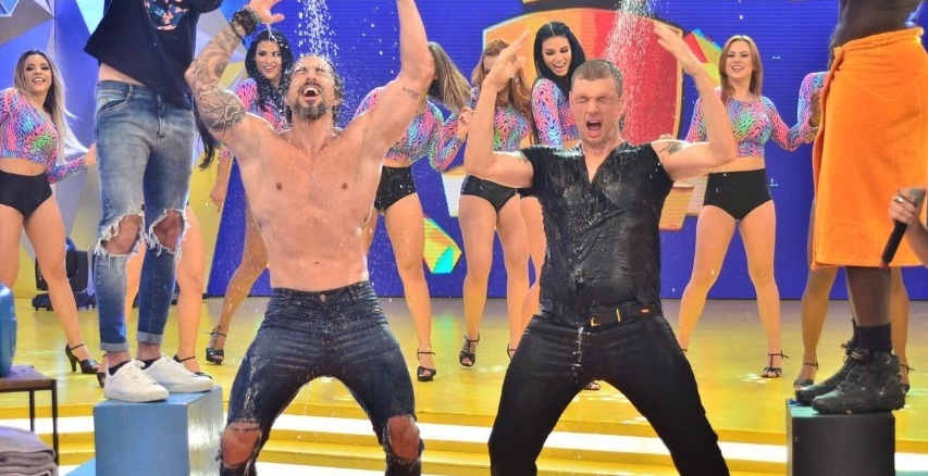 Marcos Mion tira a camisa e toma banho com Nick Carter