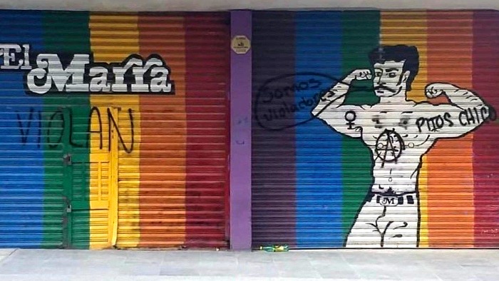 México: feministas atacam locais LGBT e picham 'trans estupram'