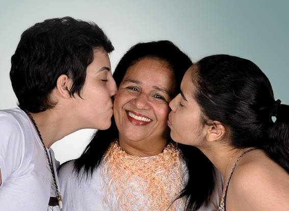 Contra homofobia cometida por mães, campanha pede respeito a LGBT