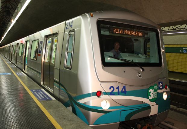 Governo de SP faz campanha no metrô contra a homotransfobia