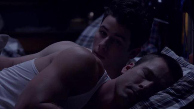 Nick Jonas interpreta mais um gay, agora em 'Scream Queens'
