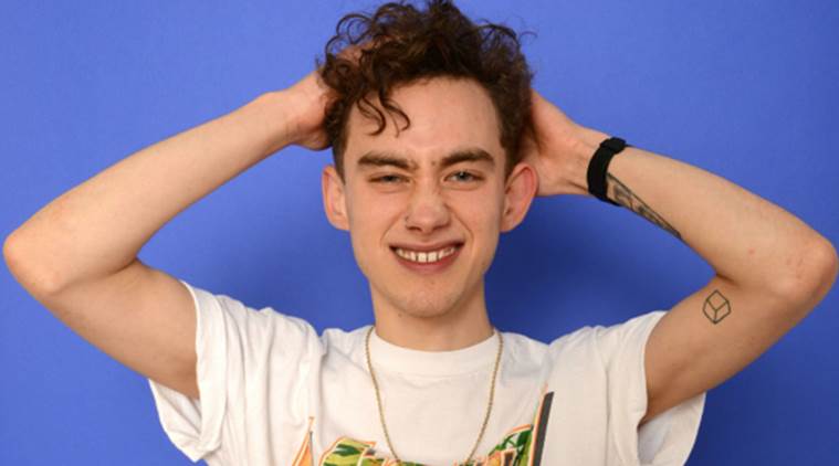 'Não preciso ter músculos para ser sexy', diz Olly Alexander