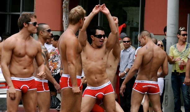 Show de sexo ao vivo, bebidas grátis e pegação agitam SP neste fim de semana