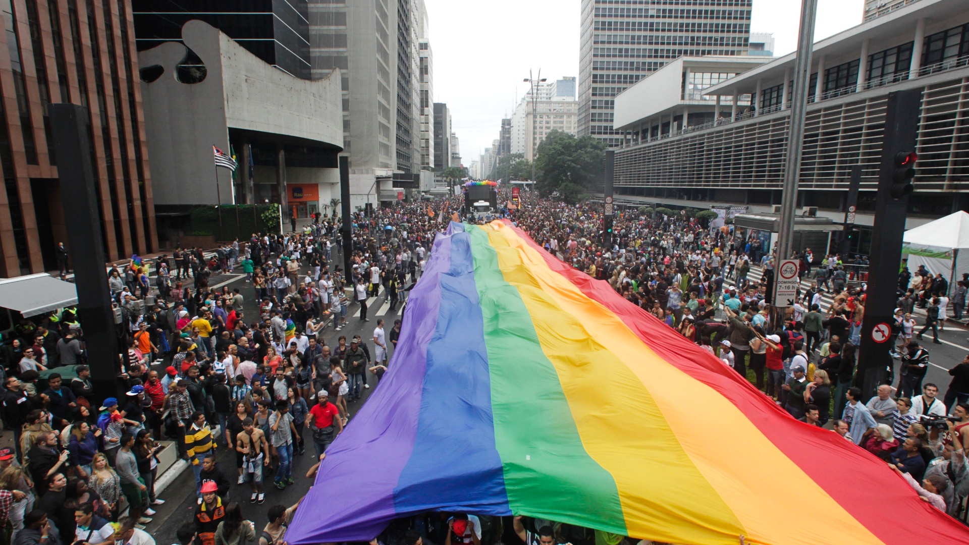 Parada LGBT abre concurso para cartaz da edição 2017