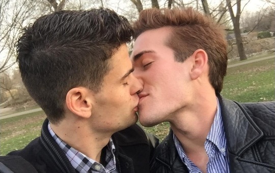 Patinador espanhol Javier Raya se assume gay com beijo no amado