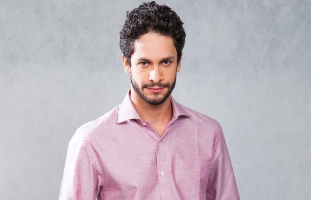 Rainer Cadete muda visual para viver gay afeminado em novela