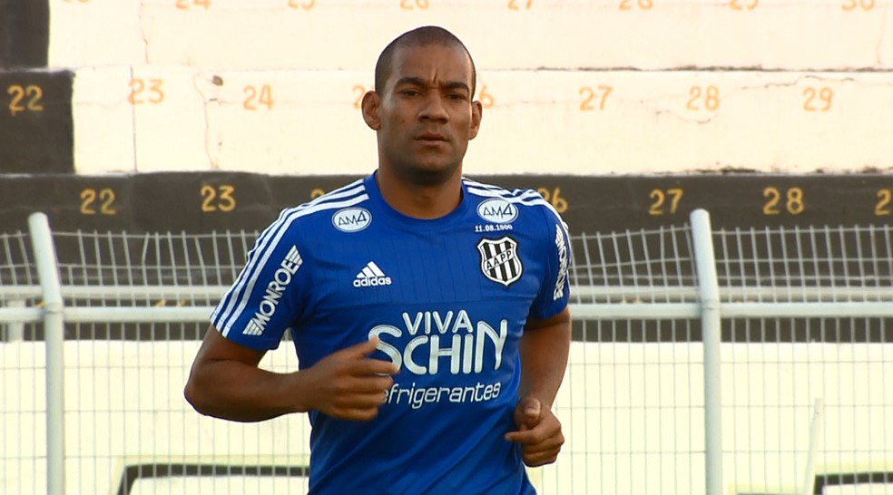 Zagueiro da Ponte Preta é expulso após dar 'dedadas' em rival