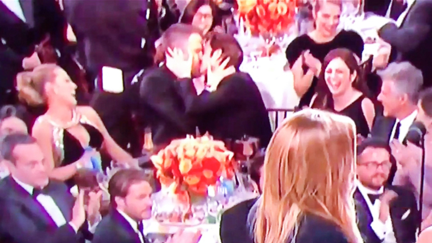 Ryan Reynolds e Andrew Garfield se beijam no Globo de Ouro