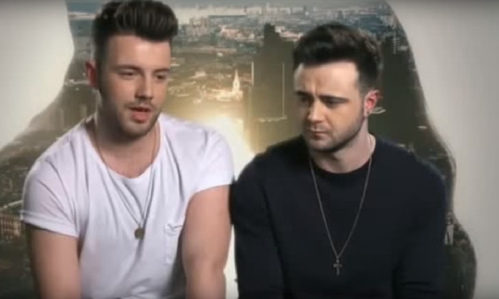 Casal gay vai transar dentro de uma caixa em programa de TV