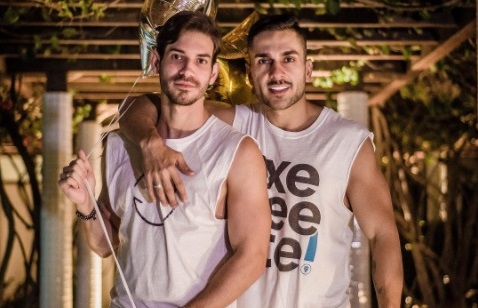 Claudia Leitte convida Thales Sabino e namorado para noivar em trio