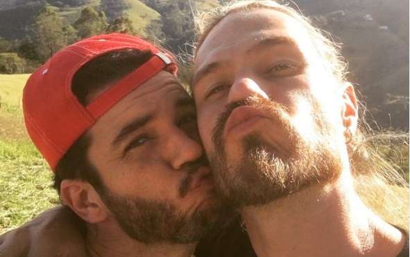 Amor gay: ator Thiago Mendonça celebra relação com namorado