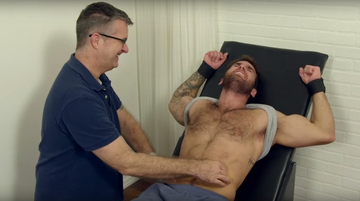 Fetiche gay? Prática do tickling (cócegas) vira documentário