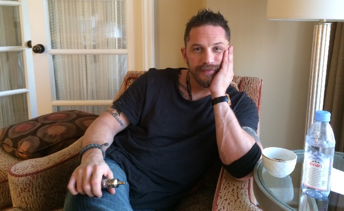 Possível foto de Tom Hardy de bunda para cima na cama viraliza
