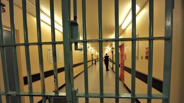 Menina de oito anos é presa acusada de lesbianidade
