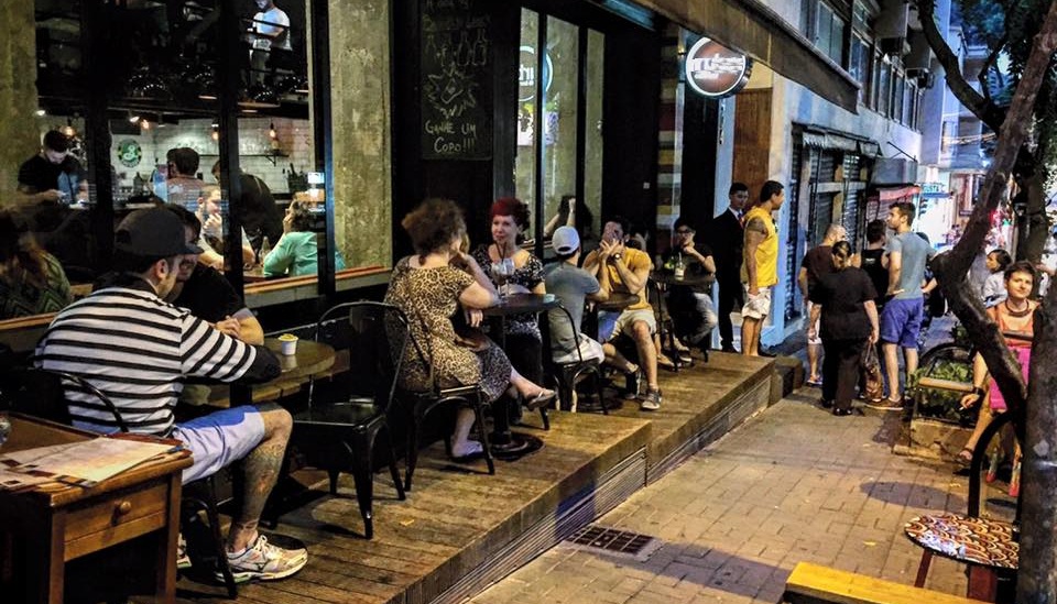 Café adorado por gays em SP dá desconto de 30% para quem for de bike