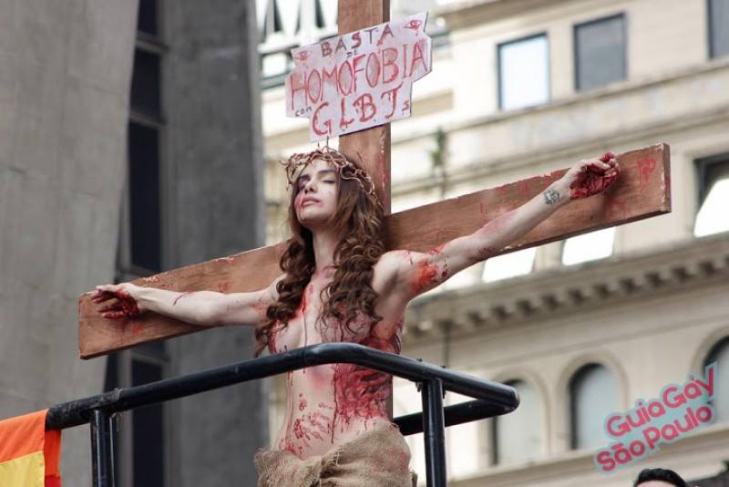 ONG que levou trans crucificada não poderá ter trio na parada