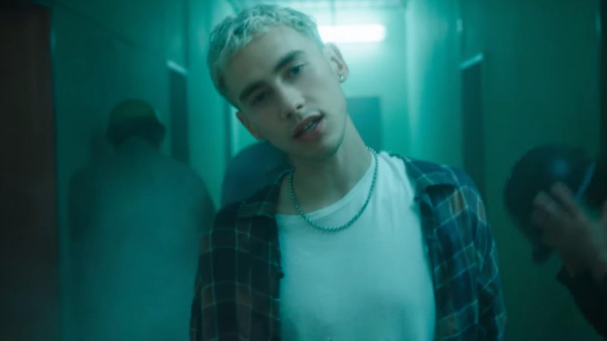 Years & Years lança clipe da balada 'Eyes Shut'