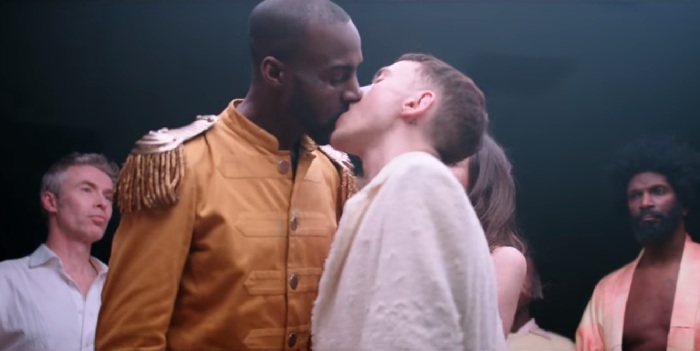 Em novo clipe, Years & Years vai além do sexo hétero