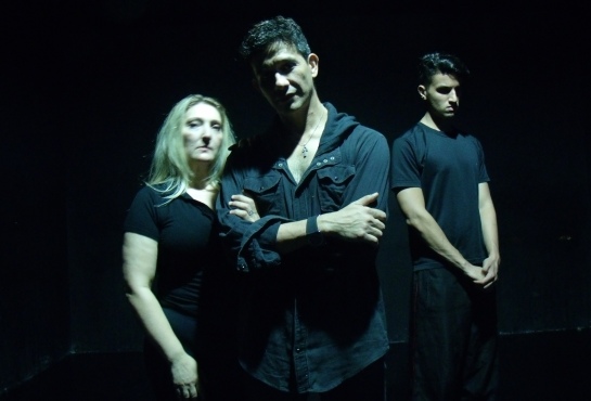 Murillo Effe é Shirley Pão na Chapa no espetáculo 'Dark Room', em cartaz em SP