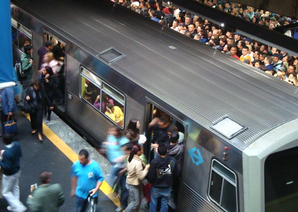 Travesti é presa em SP por apalpar homem no metrô