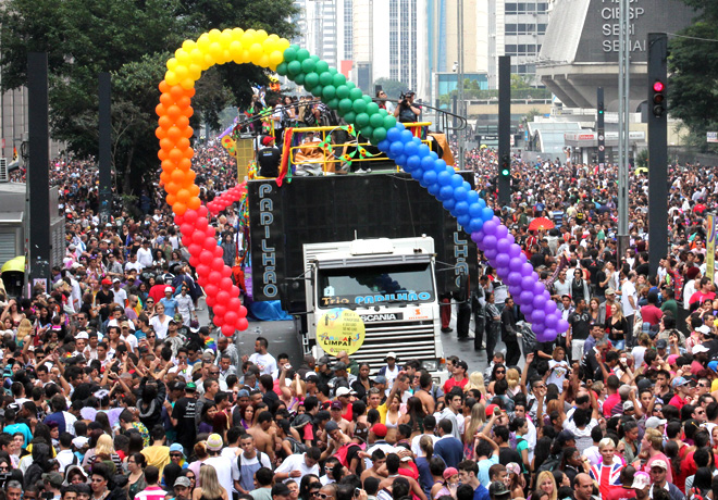 Parada do Orgulho LGBT muda tema após pressão de transexuais